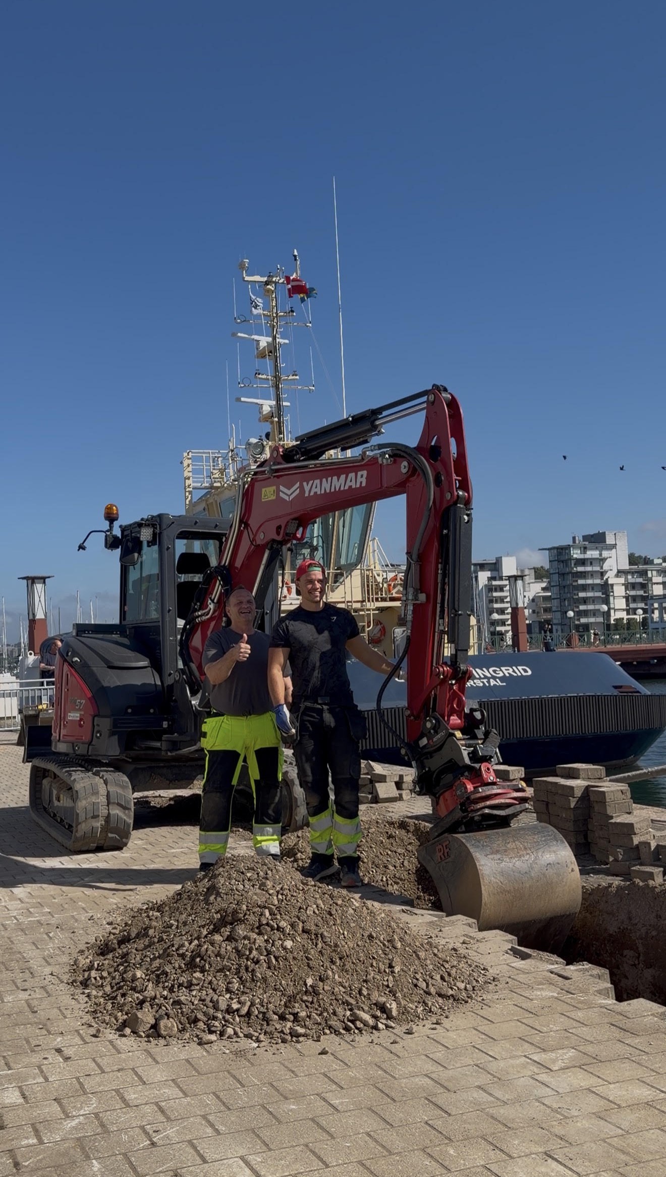 Nordic Groundworks team vid hamnen med grävmaskin