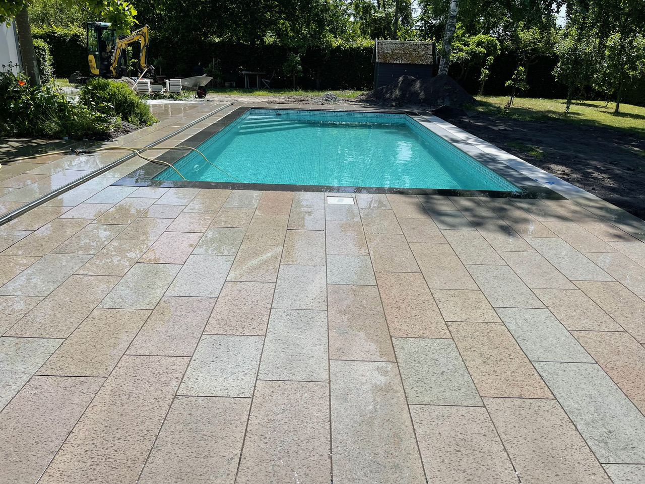 Färdig poolanläggning med granithällar, utförd av Nordic Groundworks